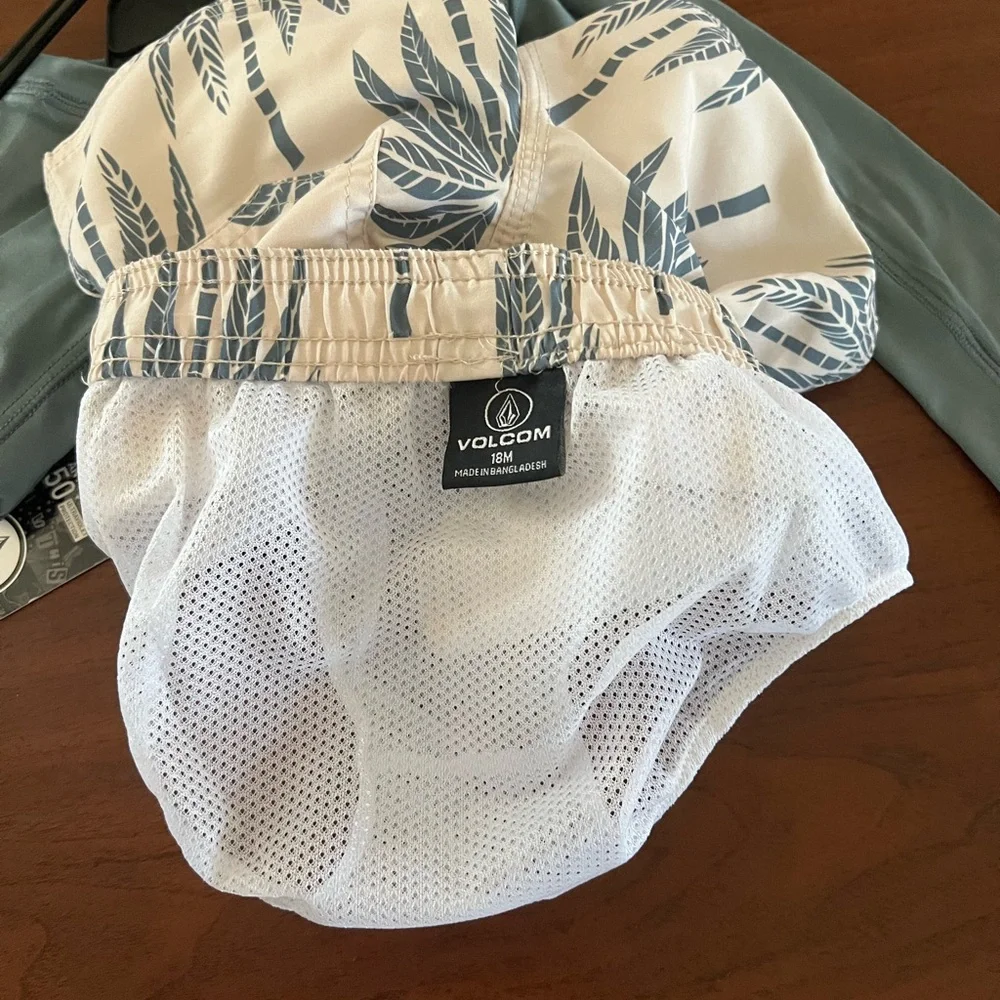 Volcom NWT Kids Teal Rash Guard with Cream Palm-Print Swim Shorts